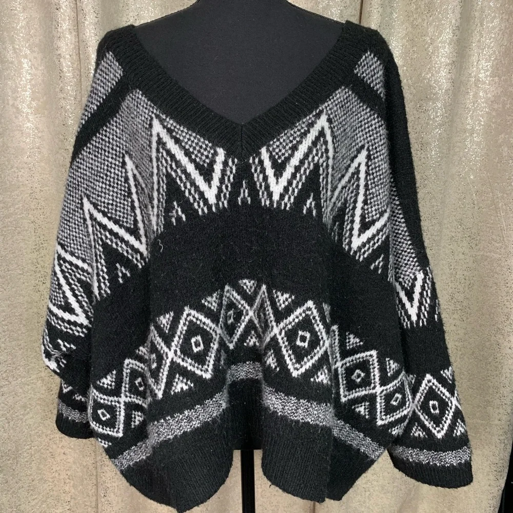 POL Black and White Tribal Wide Sleeve Sweater - Picture 2 of 5
